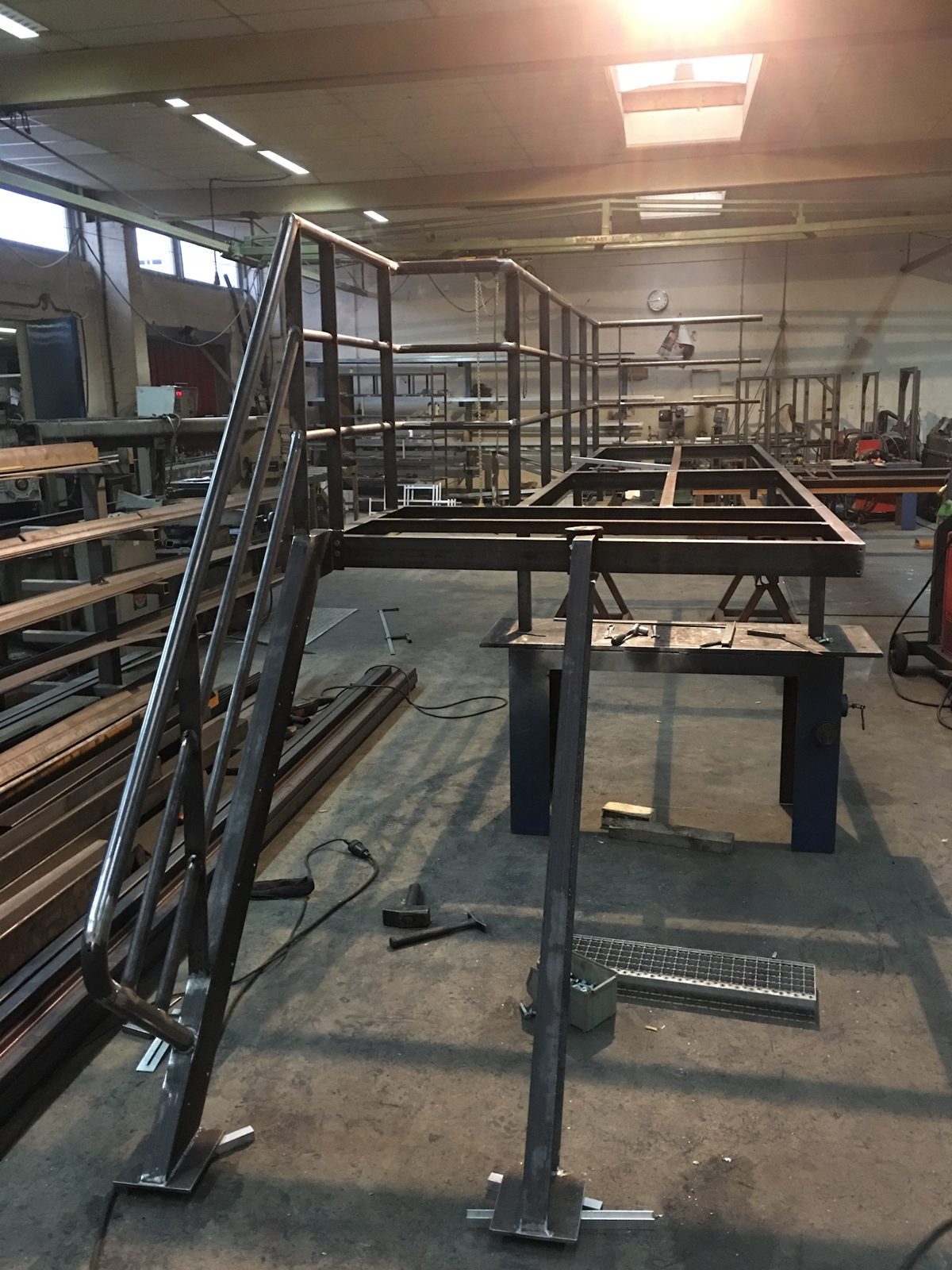 Stalen trap met leuning en bordes in de werkplaats