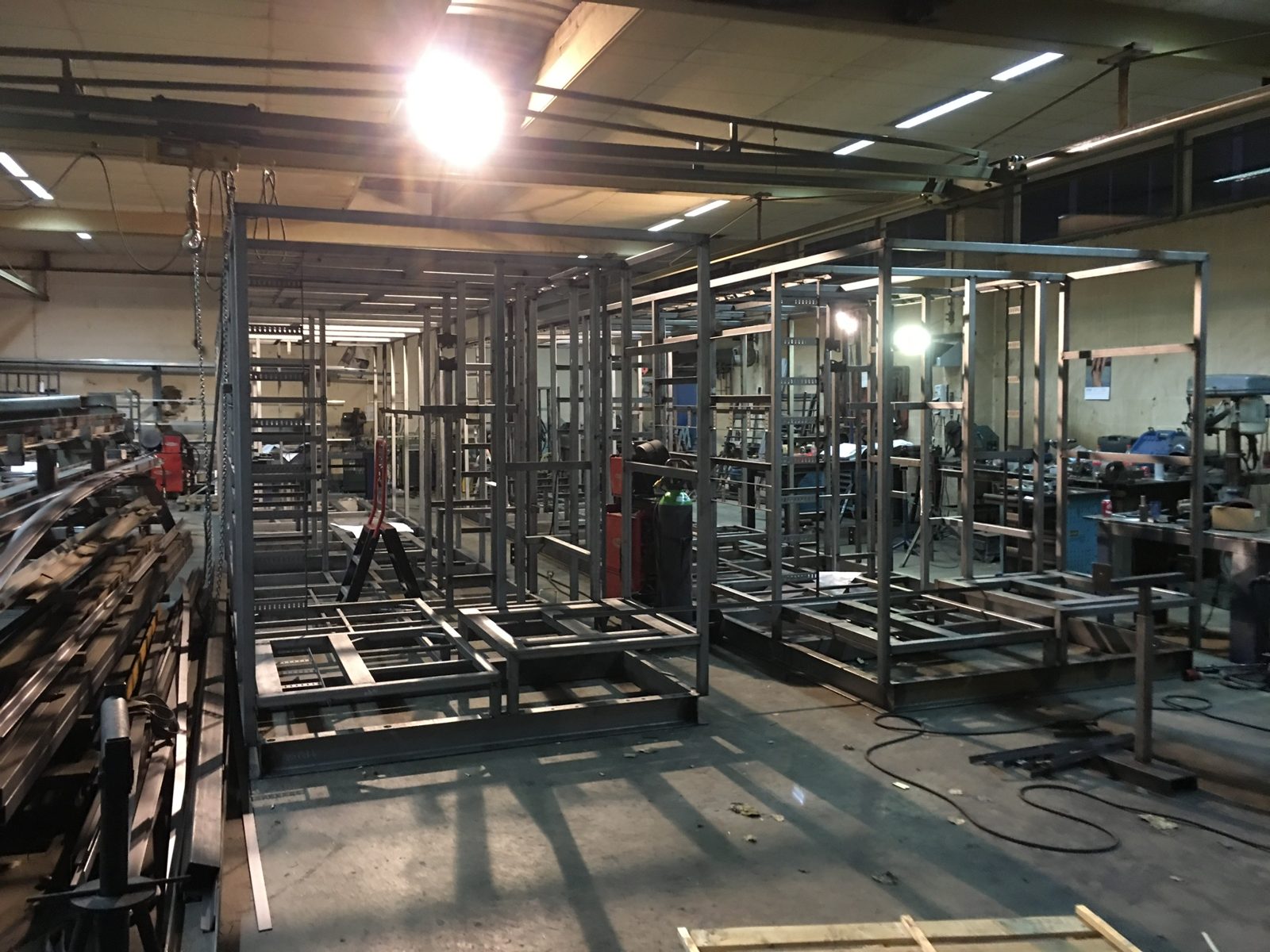 Werkplaats vol roestvrijstalen frames in aanbouw